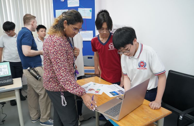 Giáo viên và học sinh tại SNA