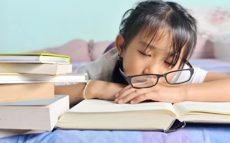 Học sinh chịu căng thẳng trong học tập