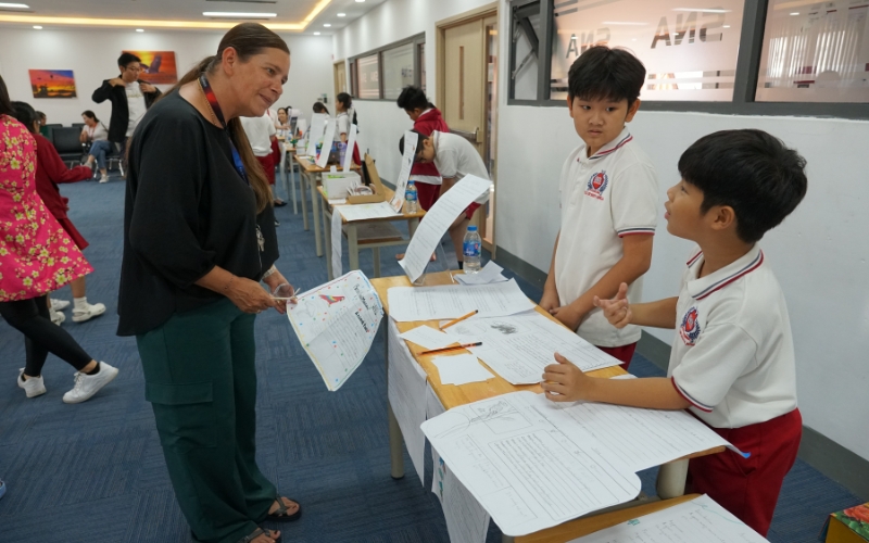 Thầy cô cùng thảo luận với học sinh