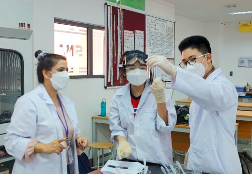 MỘT BUỔI THỰC HÀNH THÍ NGHIỆM THÚ VỊ CỦA HỌC SINH LỚP 8